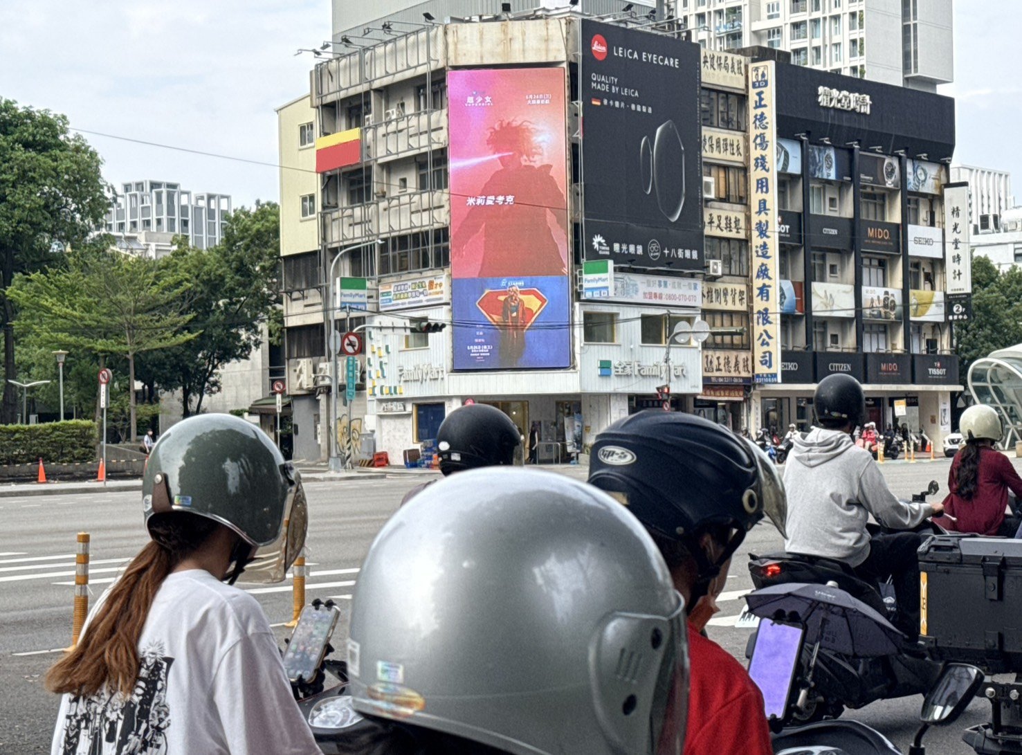 台中台灣大道商圈電視牆(新光三越對面)-2-